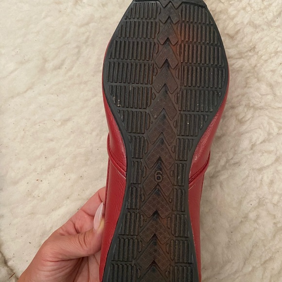 Handmade Avant Garde Camel Leather Genie Flats - Picture 6 of 6